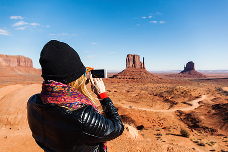 simsearch:614-07486939,k - Mid adult woman photographing Monument Valley on smartphone, Utah, USA Stock Photo - Premium Royalty-Free, Code: 614-09211718