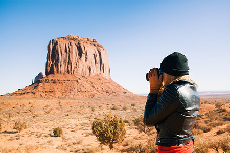simsearch:614-07486939,k - Mid adult woman photographing Monument Valley, Utah, USA Stock Photo - Premium Royalty-Free, Code: 614-09211719