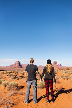 simsearch:614-07486939,k - Rear view of tourist couple holding hands, Monument Valley, Utah, USA Stock Photo - Premium Royalty-Free, Code: 614-09211728