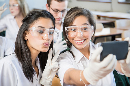simsearch:614-06973669,k - Students taking selfie in lab Stock Photo - Premium Royalty-Free, Code: 614-09212176