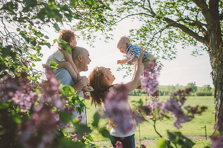 simsearch:649-07280282,k - Parents and children playing in park Stock Photo - Premium Royalty-Free, Code: 614-09213758