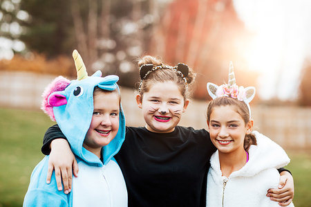 Girls in halloween costume posing in park Foto de stock - Sin royalties Premium, Código: 614-09232207