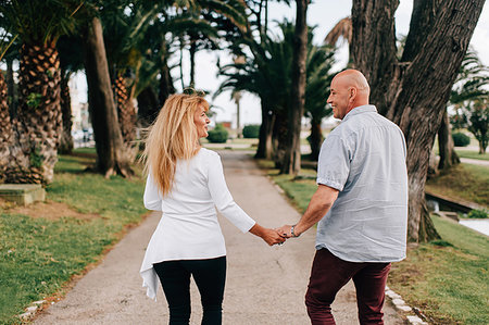 simsearch:614-06897731,k - Couple taking walk in park, Estoril, Lisboa, Portugal Stock Photo - Premium Royalty-Free, Code: 614-09245424