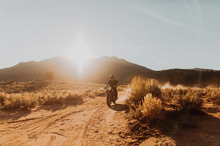 Motorbiker riding through landscape of Kennedy Meadows, California, US Photographie de stock - Premium Libres de Droits, Code: 614-09259144