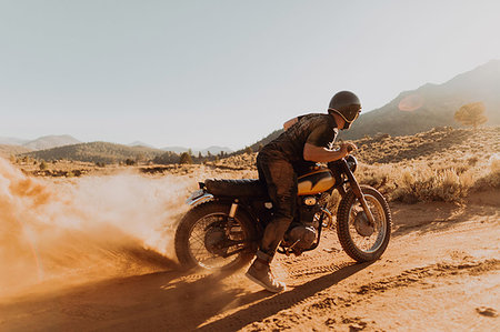 Motorbiker raising dust, Kennedy Meadows, California, US Photographie de stock - Premium Libres de Droits, Code: 614-09259143