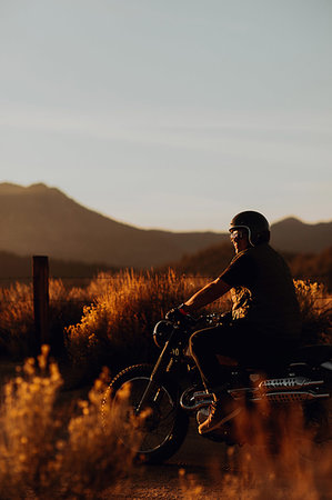 Motorbiker riding through landscape of Kennedy Meadows, California, US Photographie de stock - Premium Libres de Droits, Code: 614-09259156