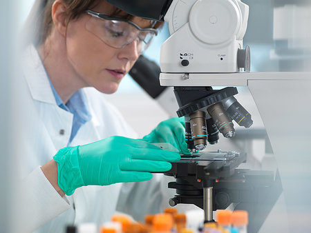 simsearch:649-07585094,k - Medical testing of variety of human samples including blood and tissue under microscope in laboratory Stock Photo - Premium Royalty-Free, Code: 614-09253873