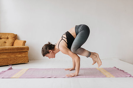 simsearch:6102-08942314,k - Woman practising yoga in studio Photographie de stock - Premium Libres de Droits, Code: 614-09276271