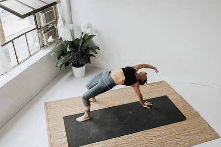 simsearch:6102-08942314,k - Woman practising yoga in studio Photographie de stock - Premium Libres de Droits, Code: 614-09276304