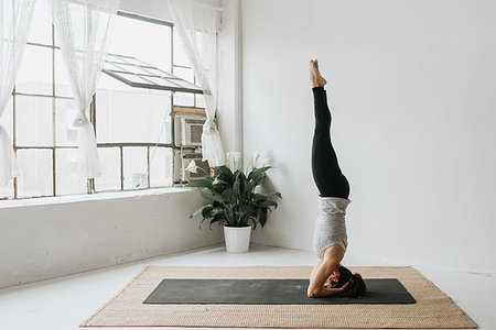 simsearch:6102-08942314,k - Woman practising yoga in studio Photographie de stock - Premium Libres de Droits, Code: 614-09276309