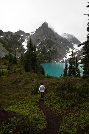 simsearch:6118-08521813,k - Tourist exploring wilderness, Alpine Blue Lake, Washington, USA Stock Photo - Premium Royalty-Free, Code: 614-09276450