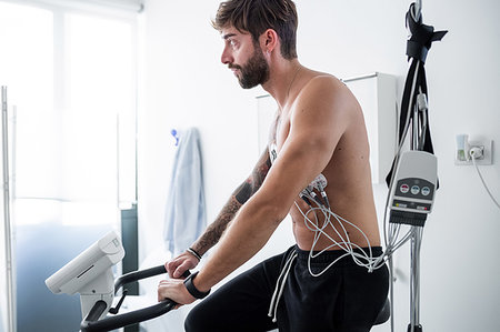 Patient undergoing ECG test in consultation room Photographie de stock - Premium Libres de Droits, Code: 614-09270108