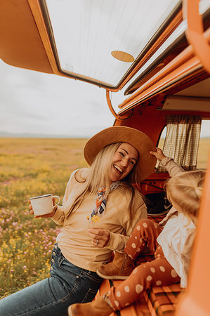 simsearch:614-07735242,k - Mother with daughter on road trip in countryside Stock Photo - Premium Royalty-Free, Code: 614-09270307