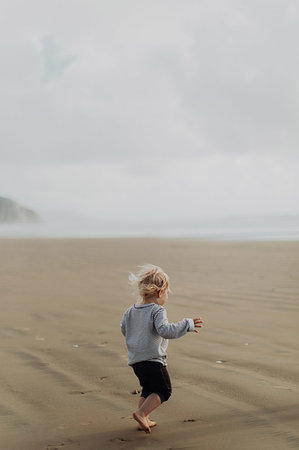 simsearch:649-07761212,k - Toddler running on beach, Morro Bay, California, United States Stock Photo - Premium Royalty-Free, Code: 614-09270382