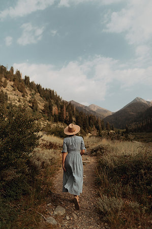 simsearch:614-09078761,k - Young woman in stetson and maxi dress strolling on rural valley dirt track, rear view, Mineral King, California, USA Stock Photo - Premium Royalty-Free, Code: 614-09270439