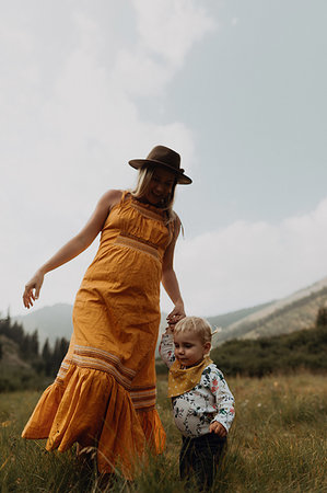 pregnant low angle - Mother in maxi dress walking with toddler daughter in rural valley, Mineral King, California, USA Stock Photo - Premium Royalty-Free, Code: 614-09270447