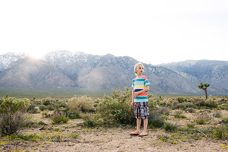 simsearch:614-07031875,k - Boy exploring rural landscape, Olancha, California, US Foto de stock - Sin royalties Premium, Código: 614-09270516