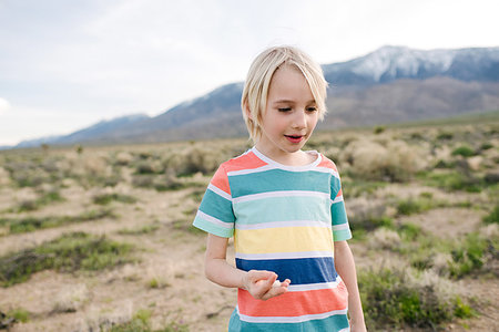 simsearch:614-07031875,k - Boy exploring rural landscape, Olancha, California, US Foto de stock - Sin royalties Premium, Código: 614-09270517