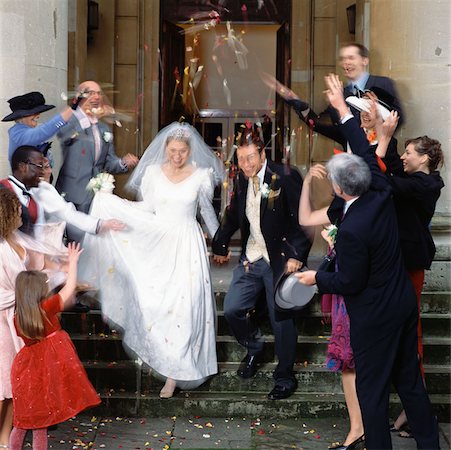 family image and confetti - Famille et amis jettent des confettis aux mariés Photographie de stock - Premium Libres de Droits, Code: 614-00598102