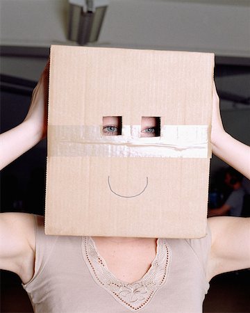 face card - Femme portant une boîte en carton sur la tête Photographie de stock - Premium Libres de Droits, Code: 614-00656780