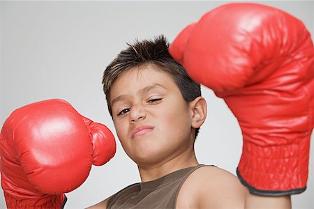 Boy wearing boxing gloves Foto de stock - Sin royalties Premium, Código: 614-00657246