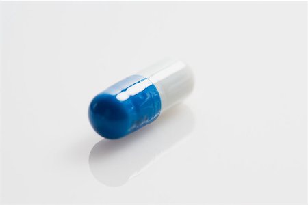 drugs (recreational) - One capsule Stock Photo - Premium Royalty-Free, Code: 614-00892039