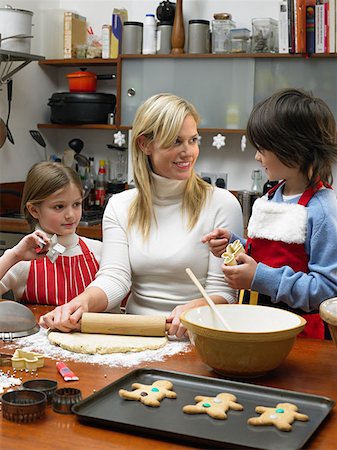 simsearch:846-02794589,k - Mother and children making cookies Stock Photo - Premium Royalty-Free, Code: 614-00892928