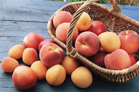 simsearch:614-01088098,k - Basket of peaches and apricots Stock Photo - Premium Royalty-Free, Code: 614-01088098