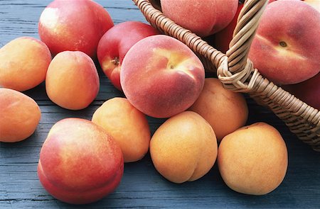simsearch:614-01088098,k - Peaches and apricots in a basket Stock Photo - Premium Royalty-Free, Code: 614-01088132
