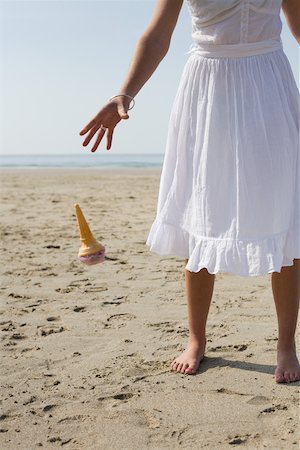 simsearch:614-07194719,k - Woman dropping her ice cream on beach Foto de stock - Sin royalties Premium, Código: 614-02343928