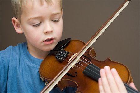 picture of young boy holding violin - Violon jouant garçon Photographie de stock - Premium Libres de Droits, Code: 614-02612797