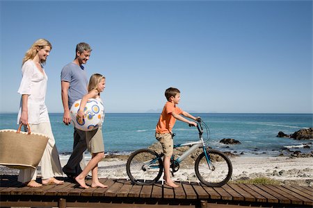 Family at the coast Stock Photo - Premium Royalty-Free, Code: 614-02640436