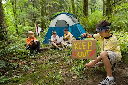 Boys camping in forest Foto de stock - Sin royalties Premium, Código: 614-02680008