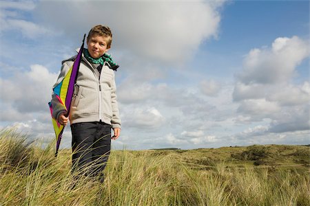 sky in kite alone pic - Boy with a kite Stock Photo - Premium Royalty-Free, Code: 614-02680511