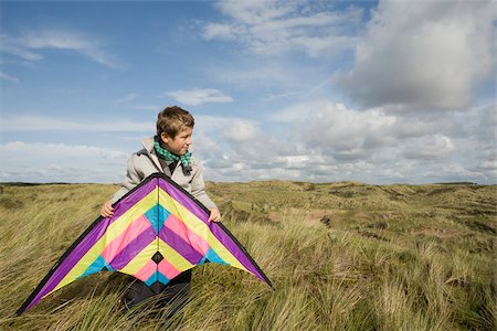 sky in kite alone pic - Boy with a kite Foto de stock - Sin royalties Premium, Código: 614-02680553