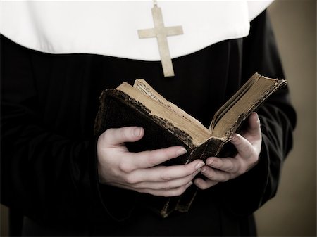 A nun holding a bible Foto de stock - Sin royalties Premium, Código: 614-02764166