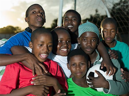 determined youth sports - Teenage boys with football Foto de stock - Sin royalties Premium, Código: 614-02984335