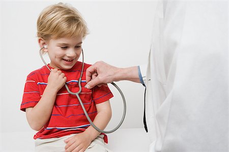 doctor examining boy - Garçon et médecin avec stéthoscope Photographie de stock - Premium Libres de Droits, Code: 614-03020428