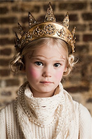 Young girl wearing gold crown Stock Photo - Premium Royalty-Free, Code: 614-03469518