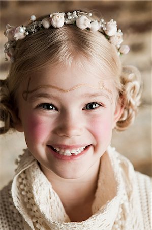 simsearch:614-03469543,k - Young girl wearing flowers in hair Stock Photo - Premium Royalty-Free, Code: 614-03469568