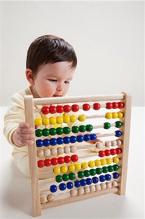 simsearch:649-07280933,k - Baby boy playing with abacus Foto de stock - Sin royalties Premium, Código: 614-03576730
