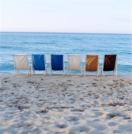 simsearch:693-06018948,k - Chaises vides sur une plage. Photographie de stock - Premium Libres de Droits, Code: 6102-03750392