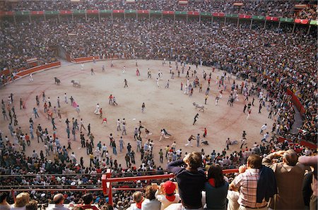 running with bulls - Crowd watching bullfight Stock Photo - Premium Royalty-Free, Code: 6102-03859132