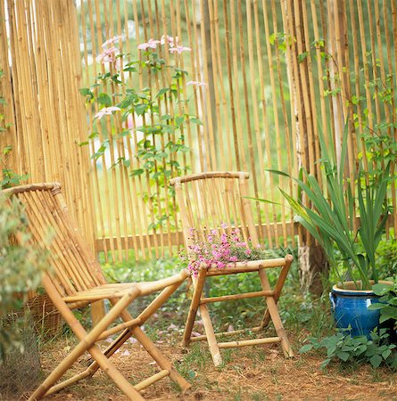 Wooden chairs in garden Foto de stock - Sin royalties Premium, Código: 6102-03859348