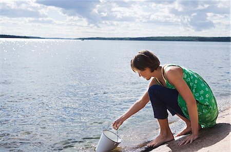 Woman in green dress by the sea, Sweden. Foto de stock - Sin royalties Premium, Código: 6102-03866844