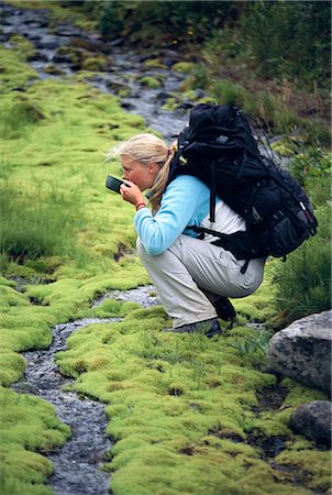 simsearch:632-05604251,k - Femme eau potable d'un ruisseau, Nallo, Laponie, Suède. Photographie de stock - Premium Libres de Droits, Code: 6102-03826715