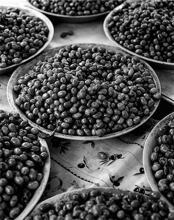 Plates with olives. Foto de stock - Sin royalties Premium, Código: 6102-03826886