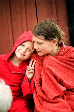 Two Scandinavian girls sitting with their towels wrapped around themselves, Oland, Sweden. Foto de stock - Sin royalties Premium, Código: 6102-03826946