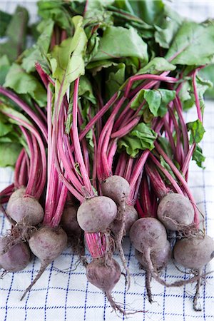 simsearch:6102-06965816,k - Beetroot on kitchen towel, Sweden. Stock Photo - Premium Royalty-Free, Code: 6102-03828380