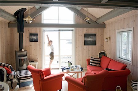 extend - Une femme dans une maison, faire des étirements exercices, îles Lofoten, Norvège. Photographie de stock - Premium Libres de Droits, Code: 6102-03828787